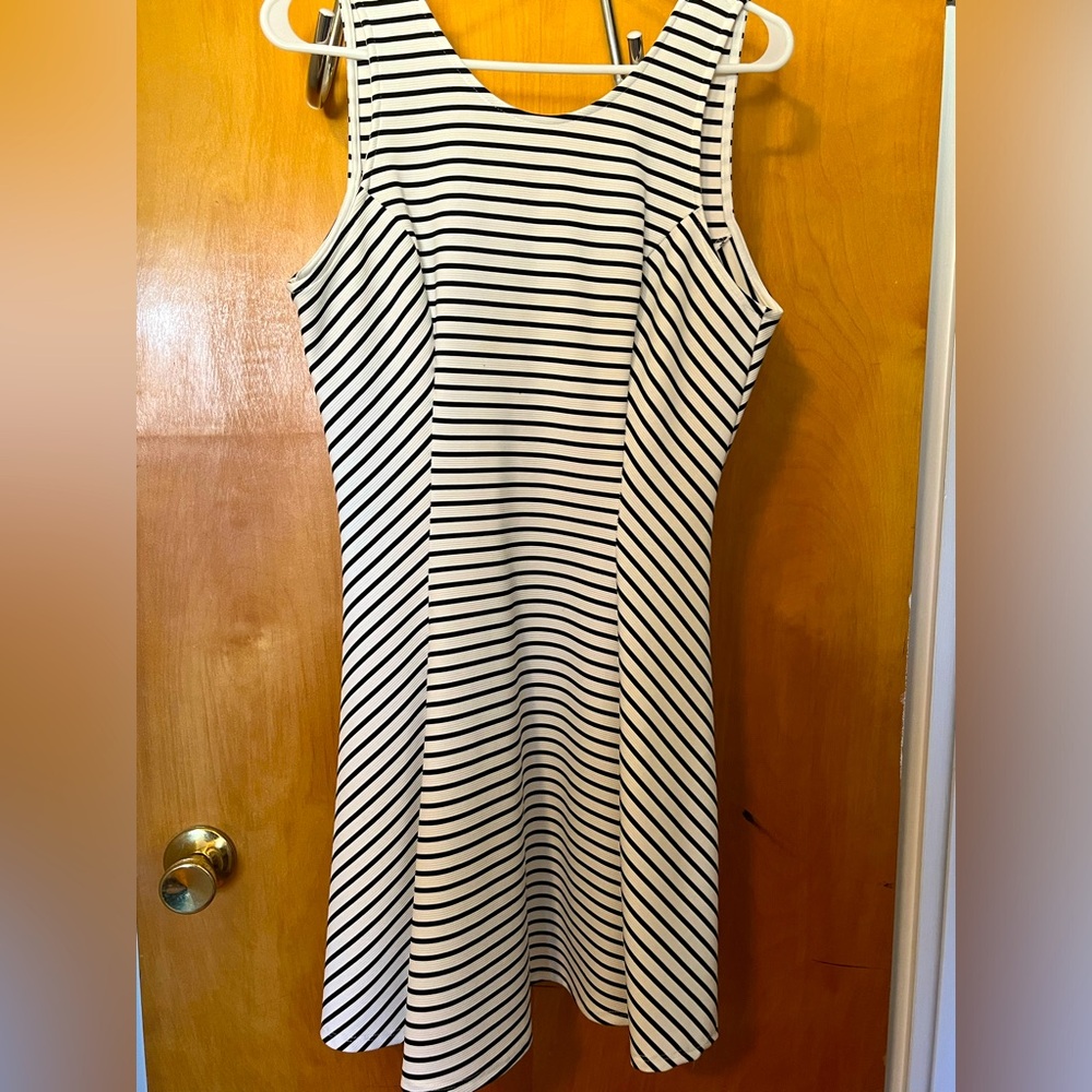 Women’s Soprano white and black striped sleeveless dress size large